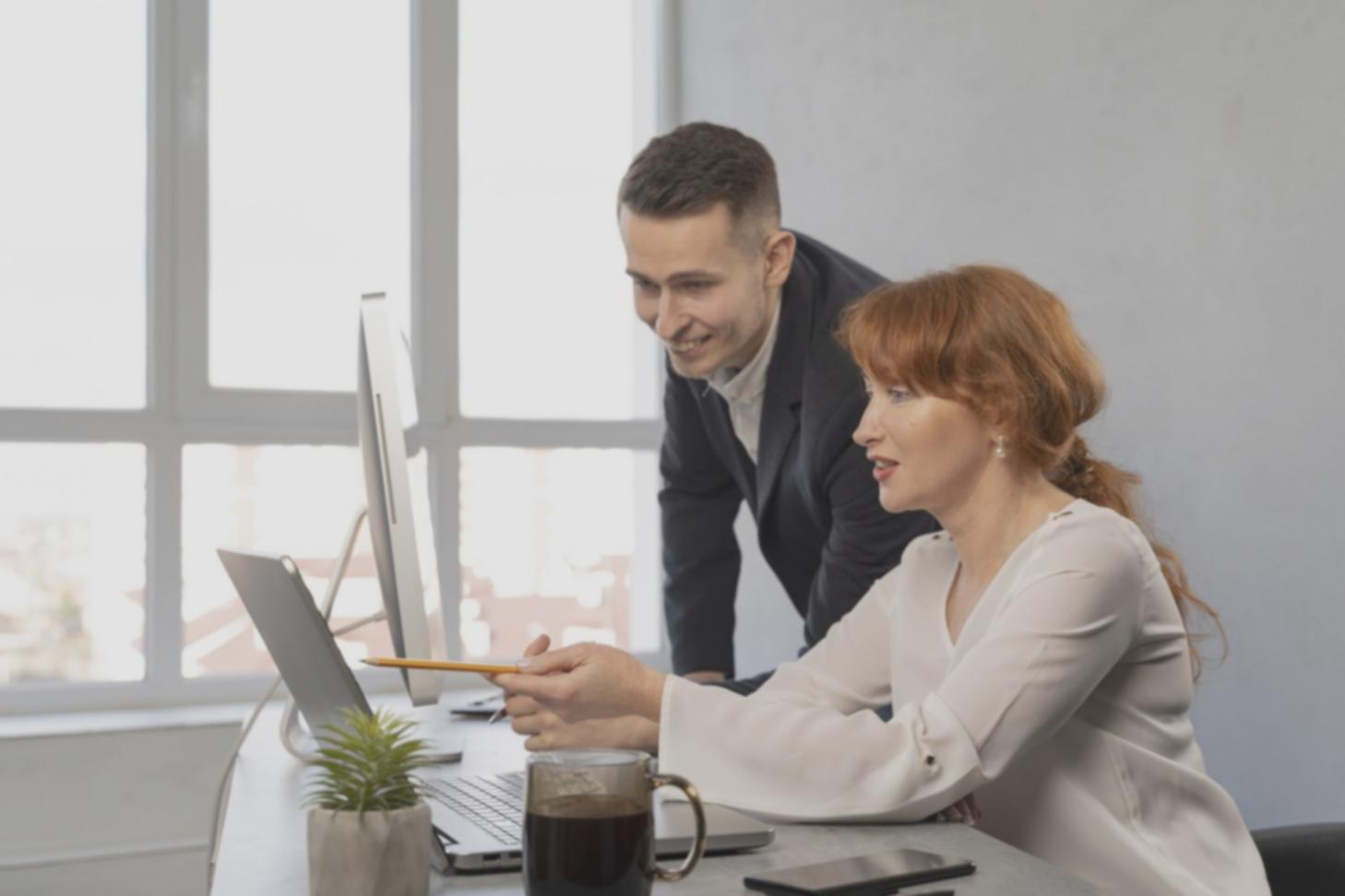 Presentasi data riset investasi dalam webinar Commercial Capital Network