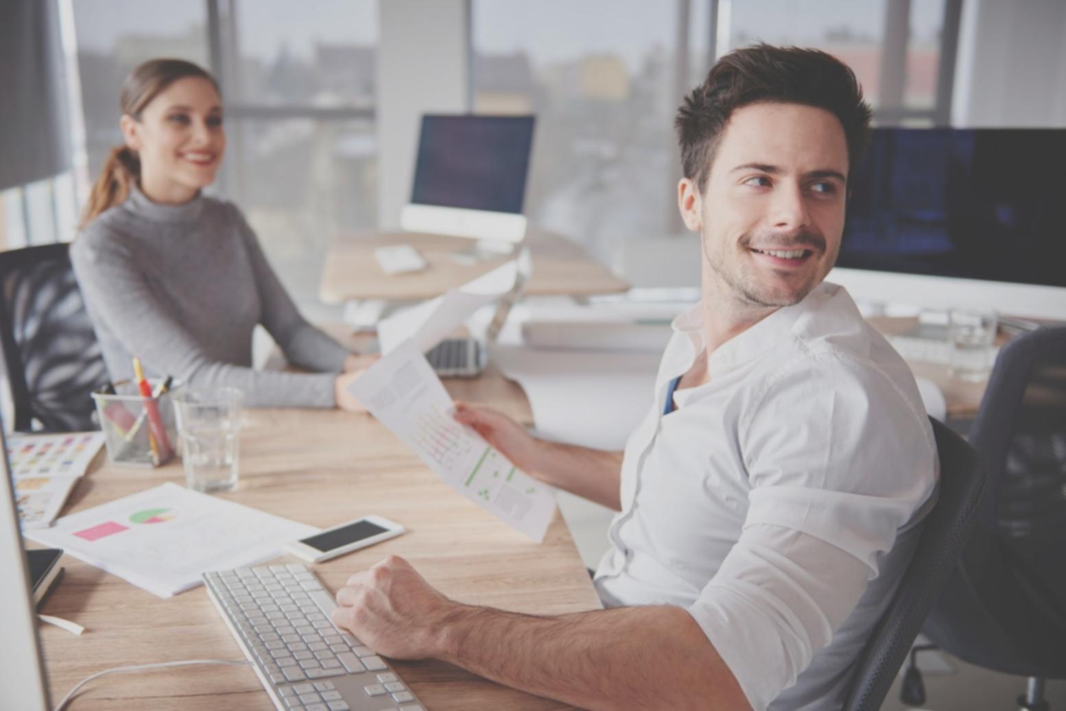 Analisis pasar saham dengan grafik dan indikator teknikal