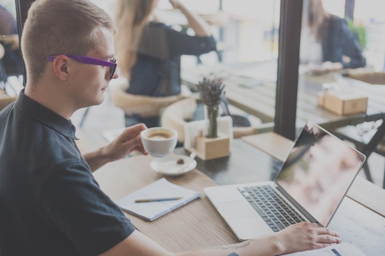 Tim analis sedang melakukan riset mendalam terhadap data pasar keuangan