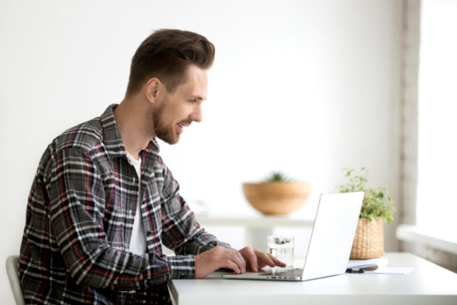 Sesi pembelajaran interaktif dengan studi kasus riset investasi